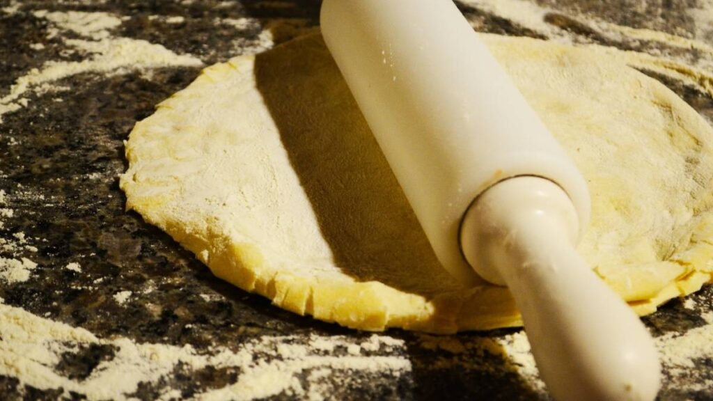 Por qué Nunca debes Estirar la Pizza con Rodillo: el Error Catastrófico que Destruye tu Masa 1 Por qué Nunca debes Estirar la Pizza con Rodillo: el Error Catastrófico que Destruye tu Masa