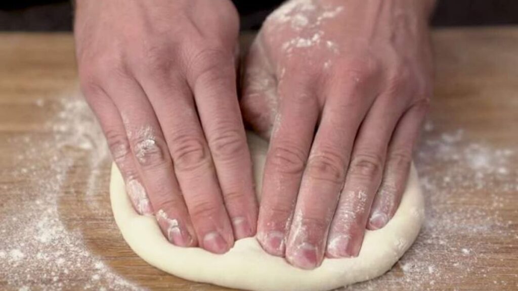 Por qué Nunca debes Estirar la Pizza con Rodillo: el Error Catastrófico que Destruye tu Masa 2 Por qué Nunca debes Estirar la Pizza con Rodillo: el Error Catastrófico que Destruye tu Masa