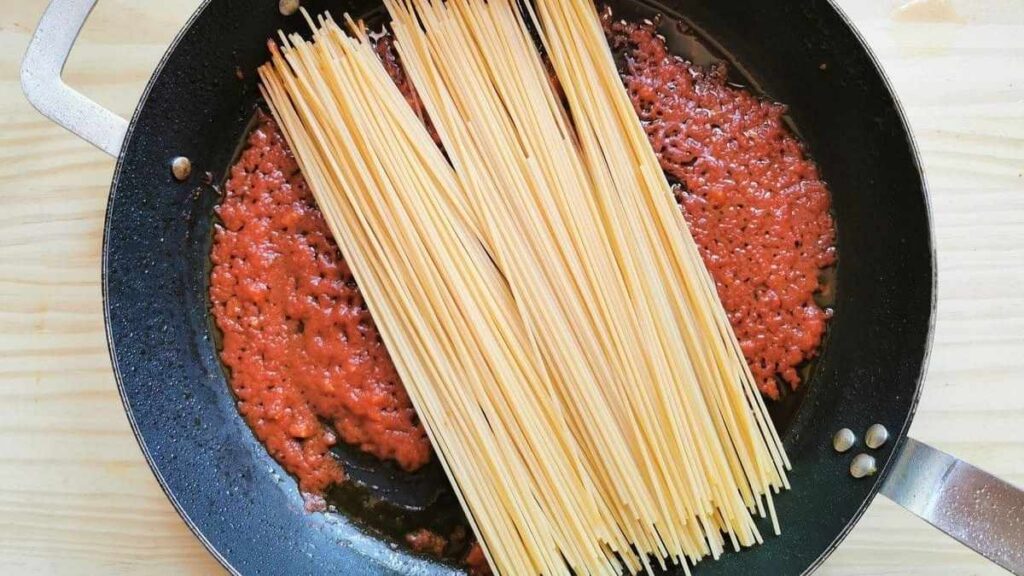 Espaguetis a la Asesina: la Receta Crujiente y Increible que Debes Probar 1 Espaguetis a la Asesina: la Receta Crujiente y Increible que Debes Probar