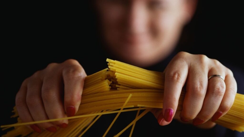 Romper los Espaguetis: el Error Imperdonable de la Cocina Italiana 1 Romper los Espaguetis: el Error Imperdonable de la Cocina Italiana