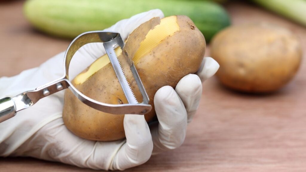 Nunca Tires las Cáscaras de Papas: 2 Ideas Sorprendentes Para Reutilizarlas 1 Nunca Tires las Cáscaras de Papas: 2 Ideas Sorprendentes Para Reutilizarlas