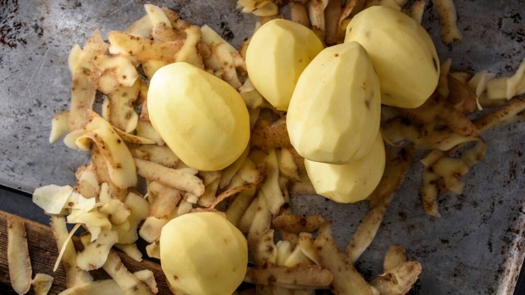 Nunca Tires las Cáscaras de Papas: 2 Ideas Sorprendentes Para Reutilizarlas 2 Nunca Tires las Cáscaras de Papas: 2 Ideas Sorprendentes Para Reutilizarlas
