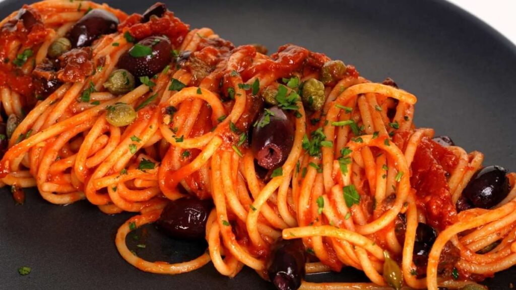 Espaguetis a la Puttanesca: La Receta Legendaria Italiana con Sabor Intenso 2 Espaguetis a la Puttanesca: La Receta Legendaria Italiana con Sabor Intenso