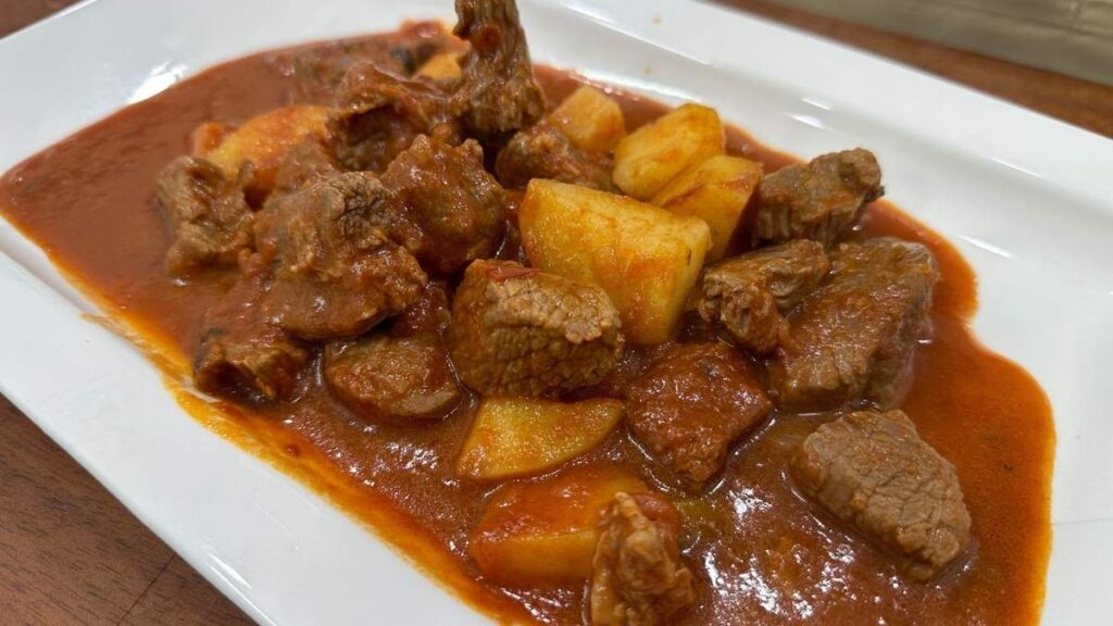 Guiso con Salsa de Tomate y Papas: Receta Italiana Tradicional que Sorprende 1 Guiso con Salsa de Tomate y Papas: Receta Italiana Tradicional que Sorprende