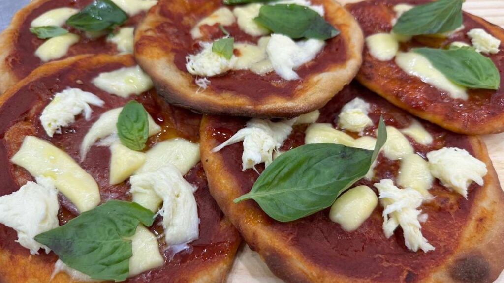 Pizzetas Caseras Como en Panadería: Receta Italiana Auténtica y Fácil 1 Pizzetas Caseras Como en Panadería: Receta Italiana Auténtica y Fácil