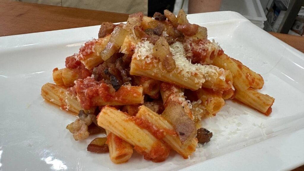 Pasta Amatriciana Receta Original Italiana: Auténtica y Fácil Paso a Paso 1 Pasta Amatriciana Receta Original Italiana: Auténtica y Fácil Paso a Paso