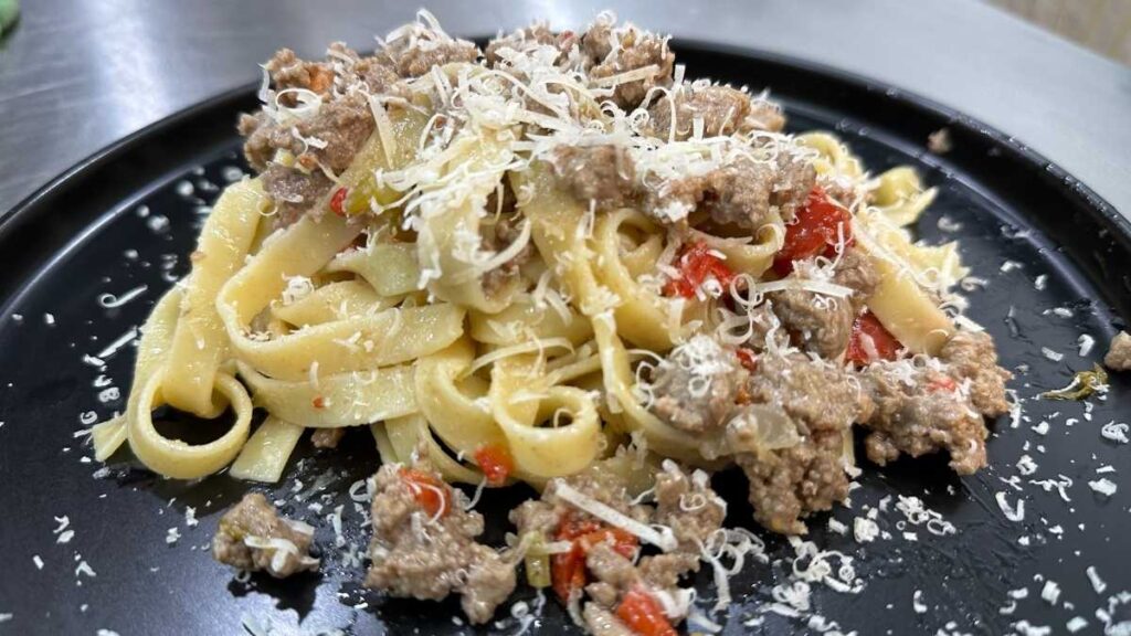 Fettuccine con Ragú Blanco de Carne: Receta Italiana 1 Fettuccine con Ragú Blanco de Carne: Receta Italiana