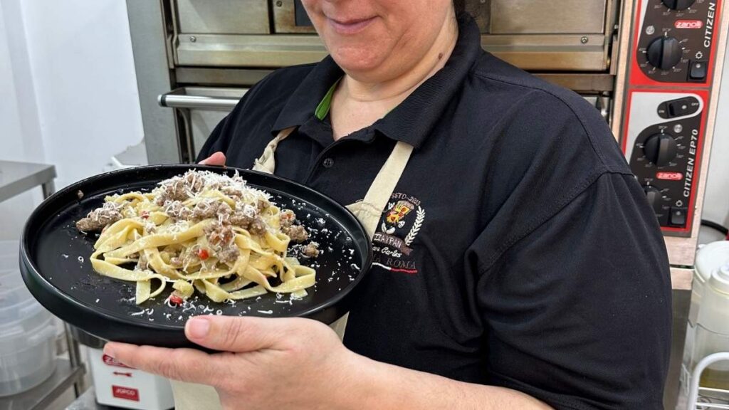 Fettuccine con Ragú Blanco de Carne: Receta Italiana 2 Fettuccine con Ragú Blanco de Carne: Receta Italiana