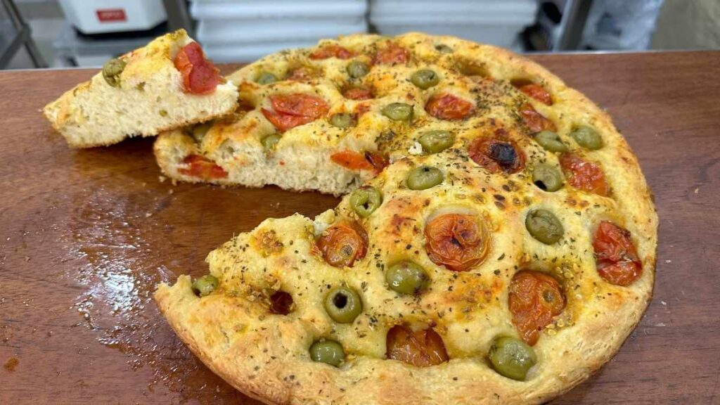 Focaccia Pugliese con Aceitunas y Tomates: Receta Original