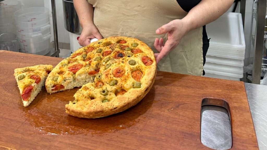 Focaccia Pugliese con Aceitunas y Tomates: Receta Original