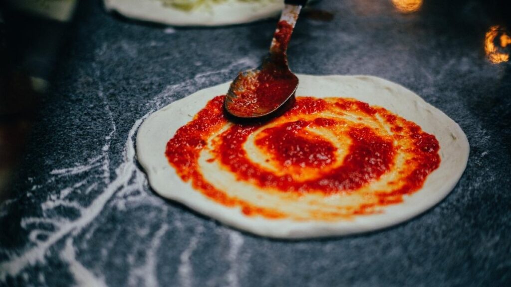 Nunca le eches Salsa de Tomate Cruda a la Pizza (y qué hacer)