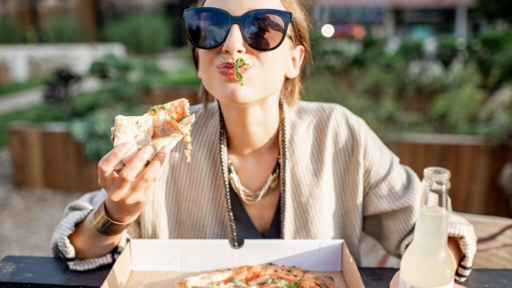 La Pizza se Come con las Manos: Regla Italiana (y por qué)