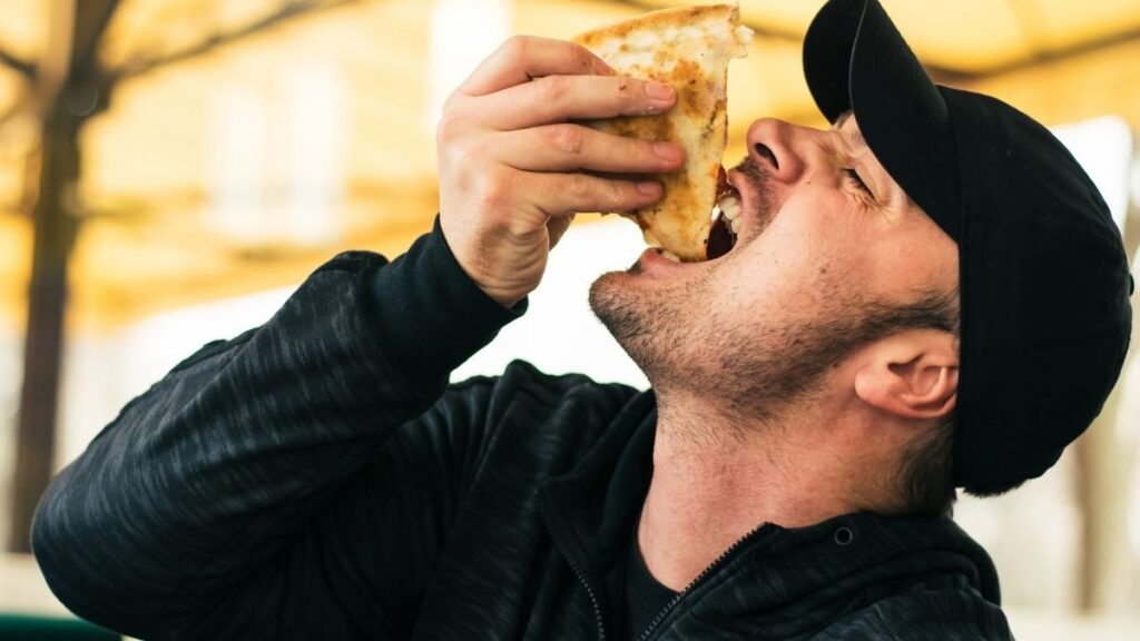 La Pizza se Come con las Manos: Regla Italiana (y por qué)