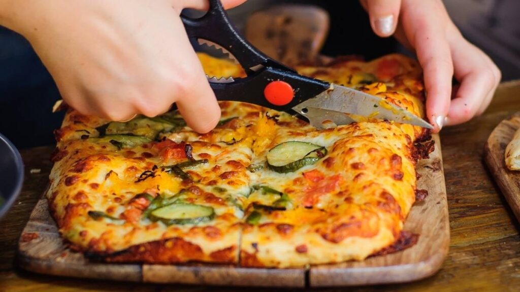 Cortar la Pizza con Tijeras: Tradición Italiana y Técnica