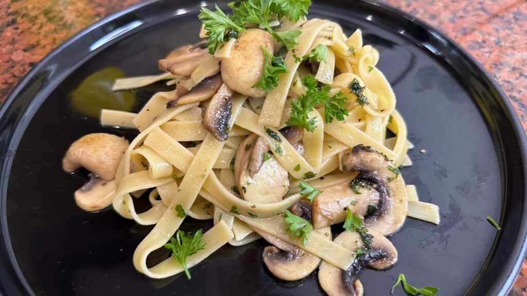 Fettuccine Cremosas con Hongos: Receta Italiana Fácil y Rápida