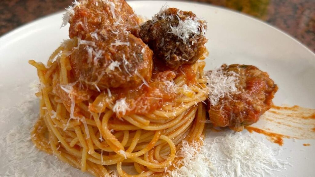 Espaguetis con Albóndigas: Receta Italiana Auténtica y Jugosa 1 Espaguetis con Albóndigas: Receta Italiana Auténtica y Jugosa