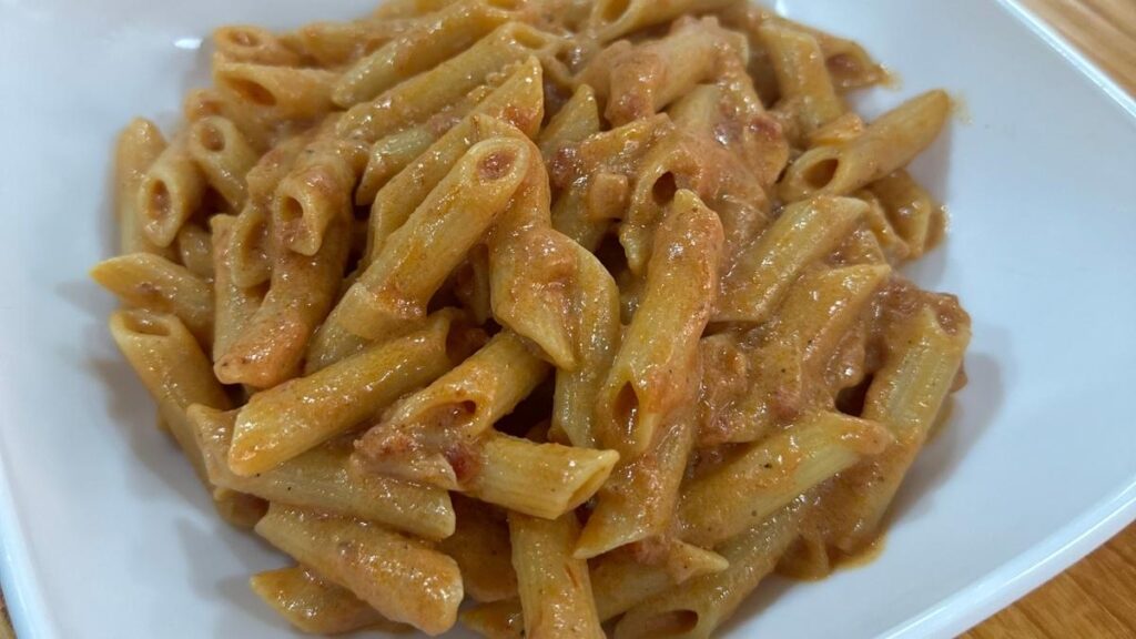 Penne alla Vodka: Receta Italiana Cremosa y con Tomate