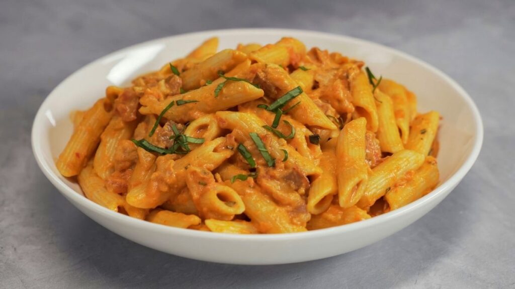 Penne alla Vodka: Receta Italiana Cremosa y con Tomate