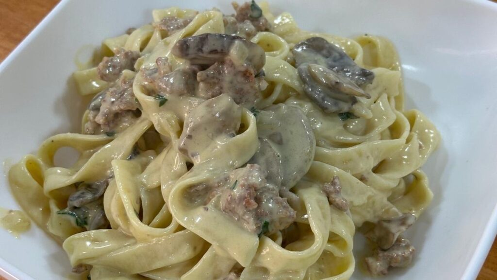 Pasta alla Boscaiola: Receta Italiana Cremosa y Increible