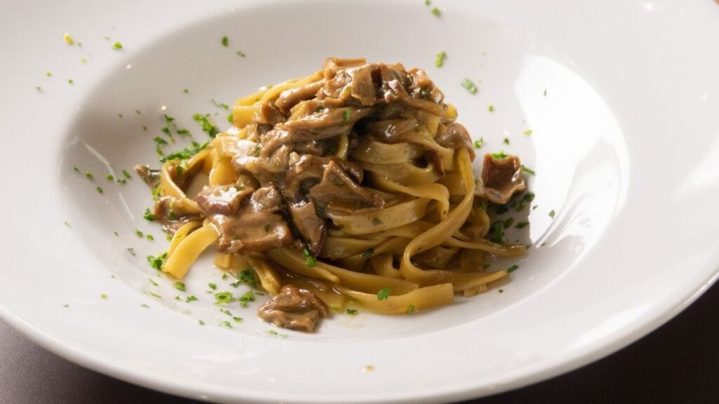 Pasta alla Boscaiola: Receta Italiana Cremosa y Increible