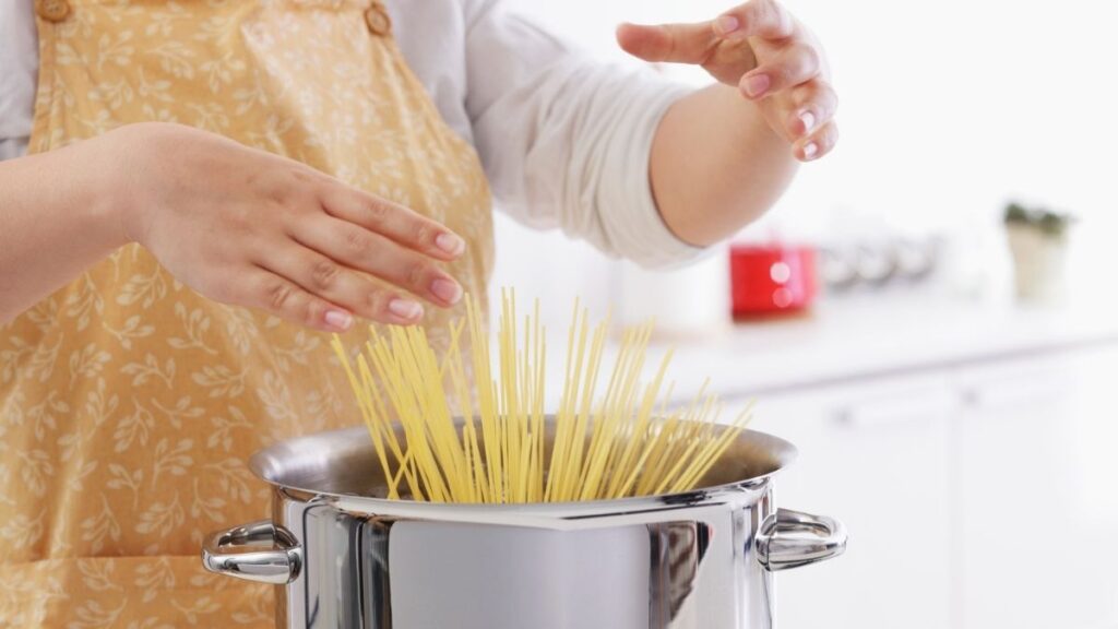 NO Pongas Aceite en el Agua de la Pasta: Verdad Italiana