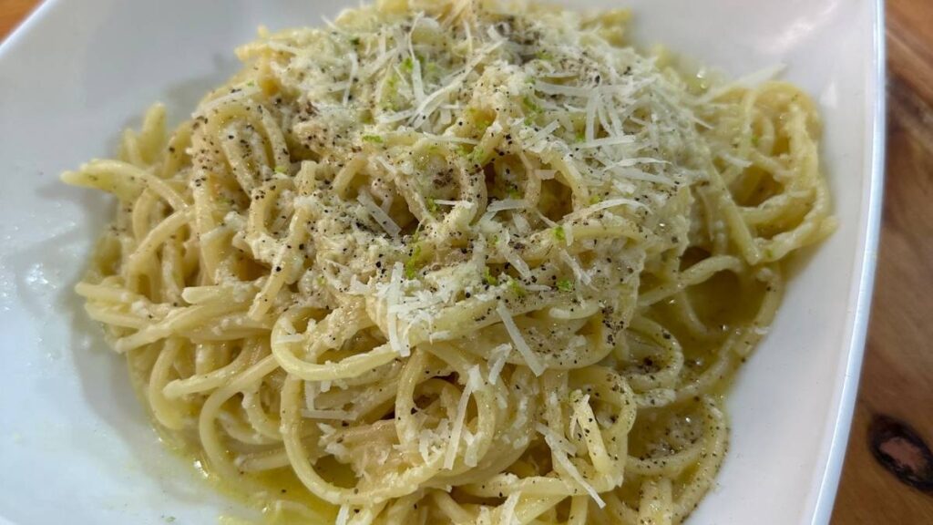 Espaguetis al Limón: Receta Italiana Cremosa y Fresca