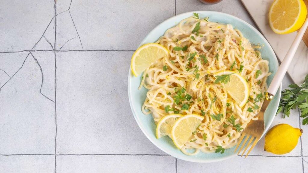 Espaguetis al Limón: Receta Italiana Cremosa y Fresca