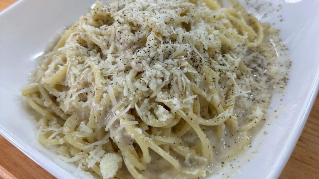 Cómo hacer la Cacio e Pepe Perfecta: Receta y Técnica Italiana