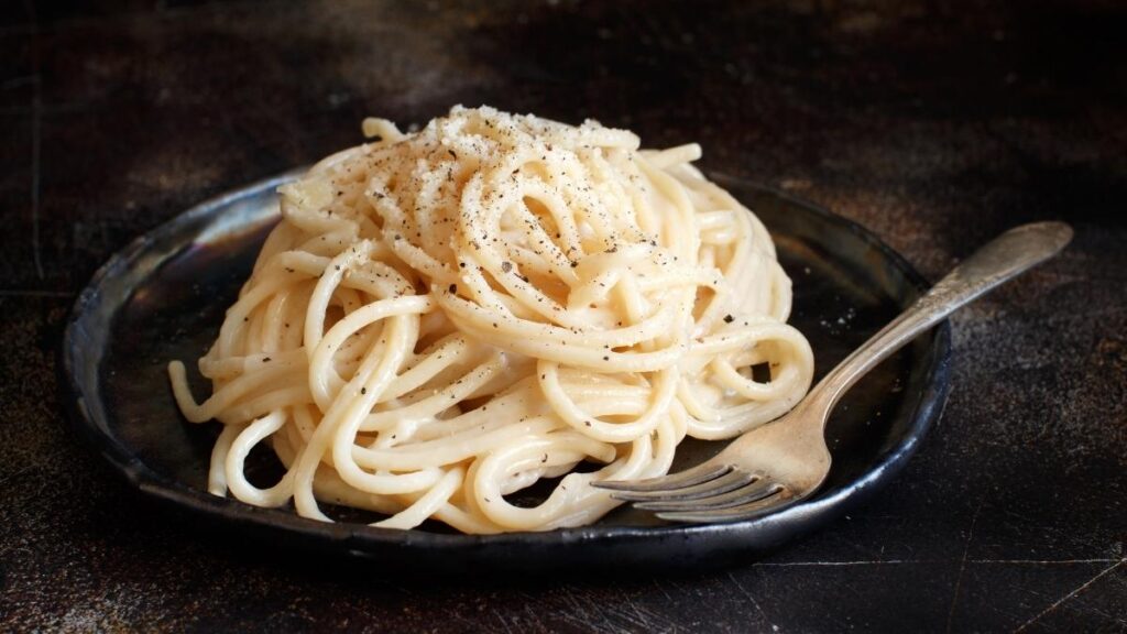 Cómo hacer la Cacio e Pepe Perfecta: Receta y Técnica Italiana